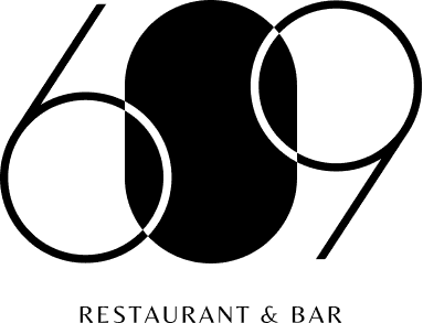 plate-of-food-with-salad-chicken-onion-sauces